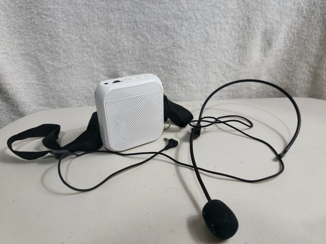 Portable Voice Amplifier with Headset Microphone (Category: Headphones & Headsets) located in San Leonardo. Submitted by burgossanleonardo.12345 (Listing ID 1466693739, Image 1). Description: - Model: B-17 Portable Voice Amplifier (White) - Ideal for teachers, tour guides, and public speakers - Includes wired headset microphone with foam windscreen - Comes with a black strap for waist or shoulder carrying - Features a built-in belt clip for conve