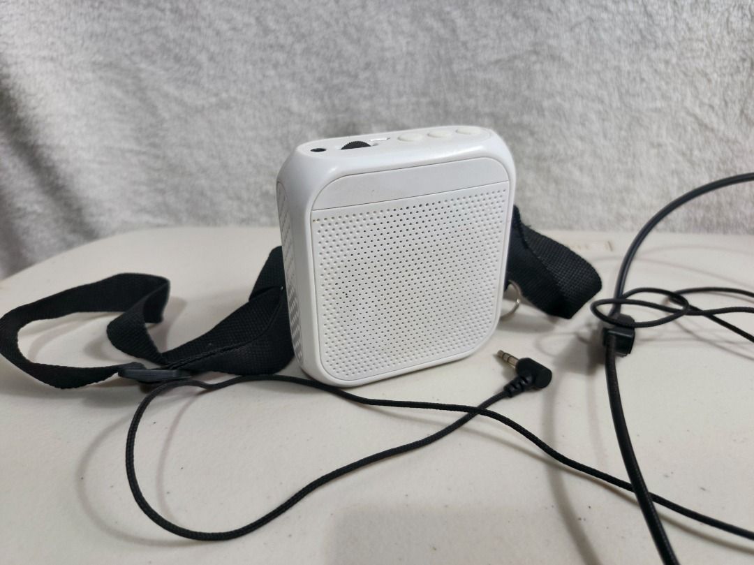 Portable Voice Amplifier with Headset Microphone (Category: Headphones & Headsets) located in San Leonardo. Submitted by burgossanleonardo.12345 (Listing ID 1466693739, Image 3). Description: - Model: B-17 Portable Voice Amplifier (White) - Ideal for teachers, tour guides, and public speakers - Includes wired headset microphone with foam windscreen - Comes with a black strap for waist or shoulder carrying - Features a built-in belt clip for conve