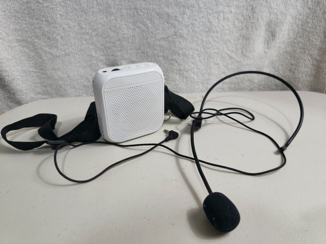 Portable Voice Amplifier with Headset Microphone (Category: Headphones & Headsets) located in San Leonardo. Submitted by burgossanleonardo.12345 (Listing ID 1466693739, Image 2). Description: - Model: B-17 Portable Voice Amplifier (White) - Ideal for teachers, tour guides, and public speakers - Includes wired headset microphone with foam windscreen - Comes with a black strap for waist or shoulder carrying - Features a built-in belt clip for conve