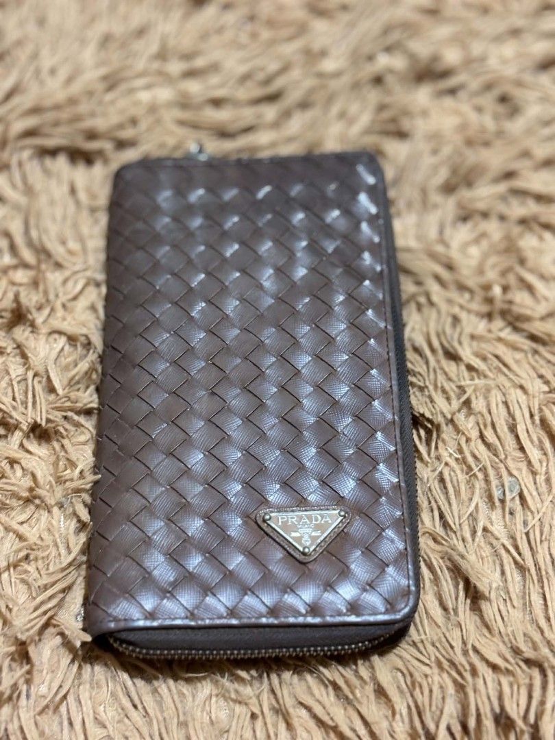 PRADA WALLET (Category: Wallets & Card holders) located in Legazpi City. Submitted by nashaiza (Listing ID 1466609785, Image 1). Description: PRADA made in Italy Banig type lampo under zipper *authenticity not guarantee MOP: GCash Courier: J&T Express.