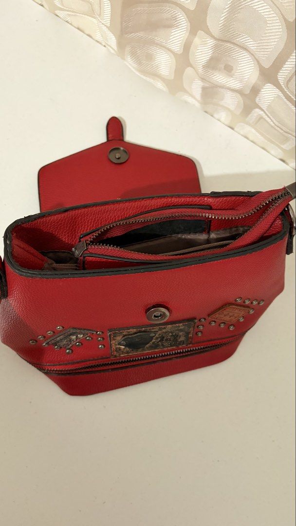 Preloved Bag (Category: Belt bags, Clutches and Pouches) located in Lucena. Submitted by minimal_decluttering (Listing ID 1466617485, Image 3). Description: Broken zipper All good condition No strap.