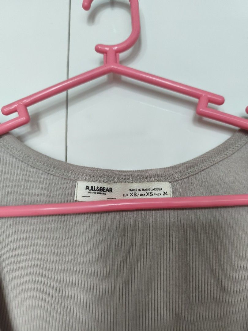 Pull & Bear Beige Top (Category: Sleeveless) located in Manila. Submitted by smilefashion08 (Listing ID 1466575039, Image 2). Description: Original Pull & Bear.