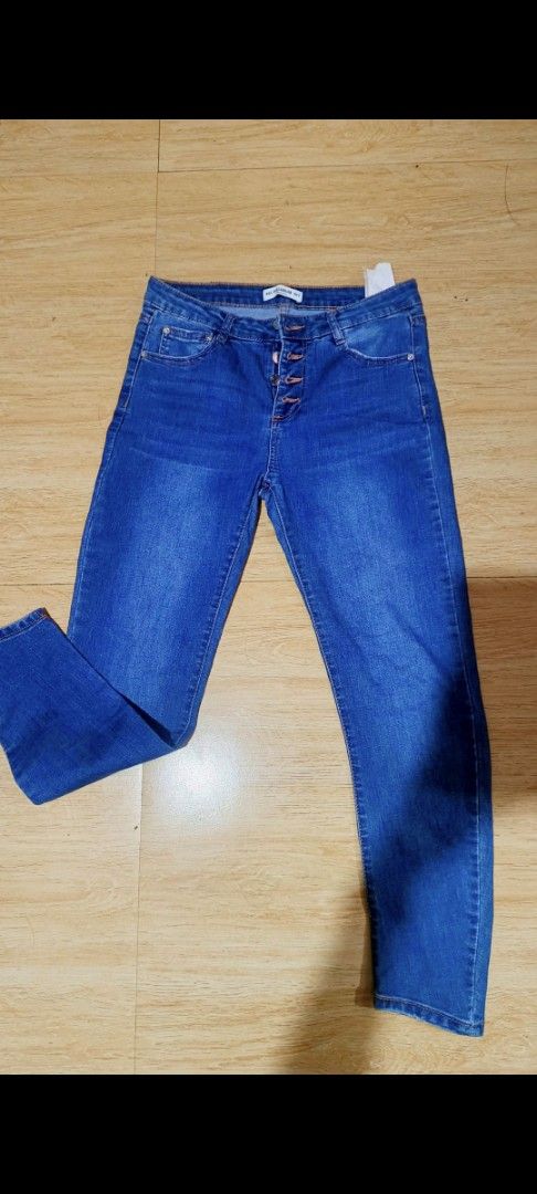 Pull & Bear Denim Jeans Blue High Waist Button Fly (Category: Jeans) located in Manila. Submitted by rochelleci78148 (Listing ID 1466565259, Image 1). Description: - Brand: Pull & Bear - Style: High-waisted, straight leg cut (hits at the ankles) - Color/Wash: Classic medium wash with slight fading - Closure: Button fly front - Pockets: Standard five-pocket design - Condition: Great everyday staple, easy to dress up or down size: 28-30.