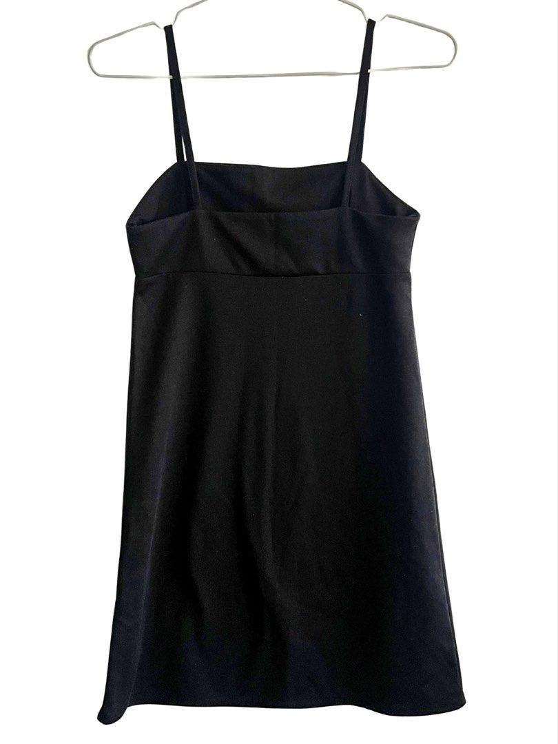 Pull&Bear Black Square-Neck Cami Mini Dress - Size Extra Small (XS) (Category: Dresses) located in Cainta. Submitted by thrift.reset (Listing ID 1466594359, Image 2). Description: Price is firm / Non-negotiable.