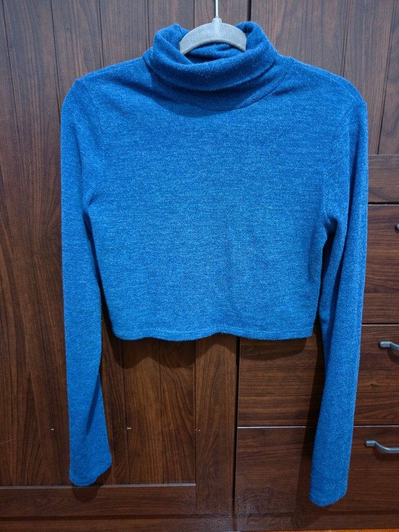 Pull&Bear Blue Turtleneck Long Sleeve Sweater (Category: Longsleeves) located in Quezon City. Submitted by sashasarisarishoppe (Listing ID 1466675853, Image 1). Description: - Brand: Pull&Bear - Size: L - Color: Solid Blue - Material: Soft textured knit - Features: Long sleeves, turtleneck - Condition: Worn a few times, great shape - Style: Easy to match with jeans or skirts for cooler weather.