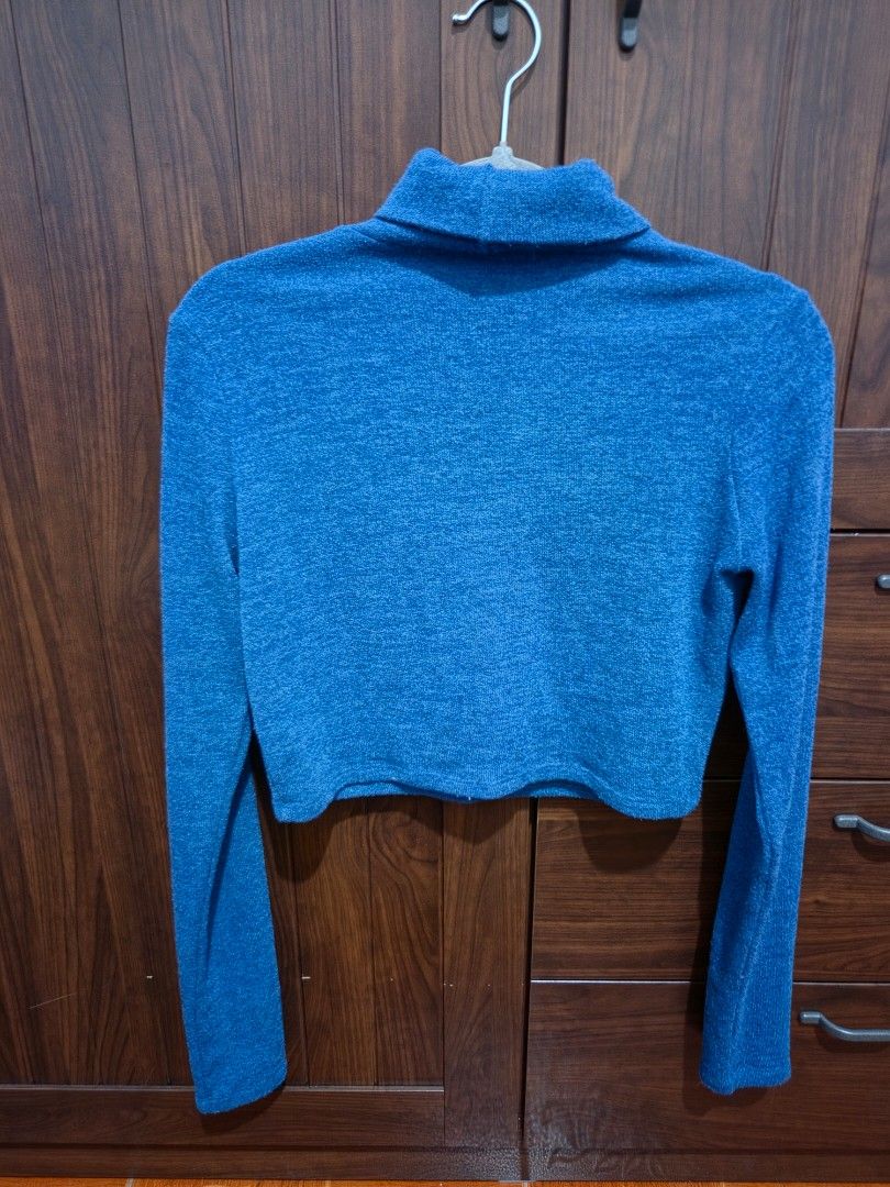 Pull&Bear Blue Turtleneck Long Sleeve Sweater (Category: Longsleeves) located in Quezon City. Submitted by sashasarisarishoppe (Listing ID 1466675853, Image 2). Description: - Brand: Pull&Bear - Size: L - Color: Solid Blue - Material: Soft textured knit - Features: Long sleeves, turtleneck - Condition: Worn a few times, great shape - Style: Easy to match with jeans or skirts for cooler weather.