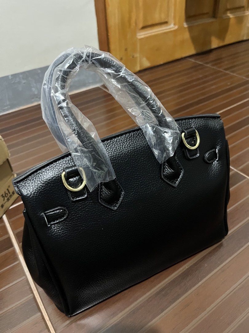 Quality Black Leather Bag (Category: Tote Bags) located in Cabanatuan. Submitted by bwsventures (Listing ID 1466575678, Image 2). Description: Black leather bag 25cm Quality item Brand new Shipping fee to be paid by buyer. Free shipping if you buy 2 or more items from me. .