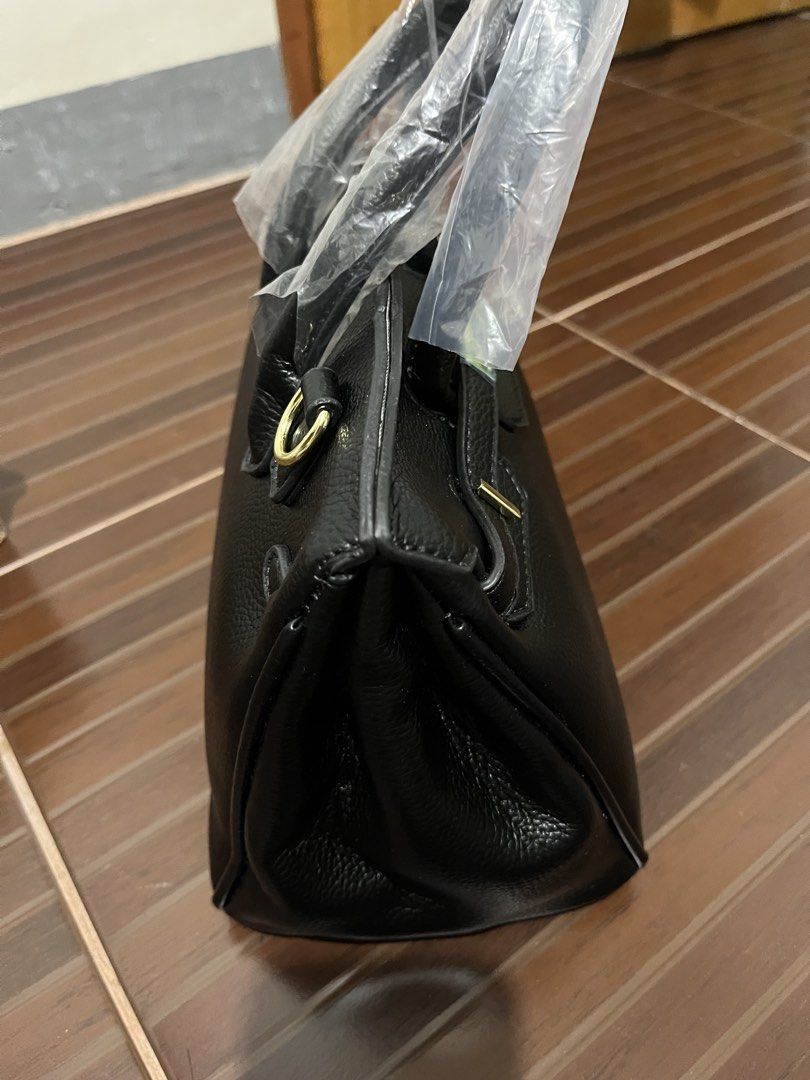 Quality Black Leather Bag (Category: Tote Bags) located in Cabanatuan. Submitted by bwsventures (Listing ID 1466575678, Image 3). Description: Black leather bag 25cm Quality item Brand new Shipping fee to be paid by buyer. Free shipping if you buy 2 or more items from me. .