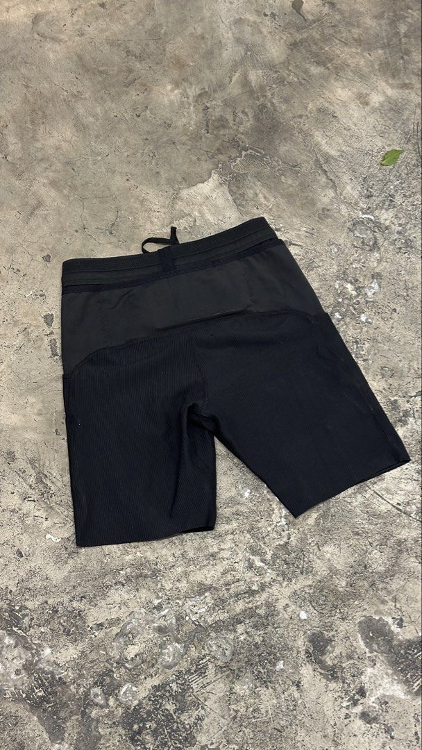 R4U Running Tights with Pockets (Category: Shorts) located in Mandaluyong City. Submitted by dhanlumanas (Listing ID 1466770777, Image 3). Description: - Brand new with original tags attached - Colors available: Black and Dark Green - Ribbed texture material with elastic waistband and drawstring - Convenient side pockets and a secure back zip pocket - Features signature R4U branding - Bonus: Includes a Cadence fuel packet inside the pocket R4U - 