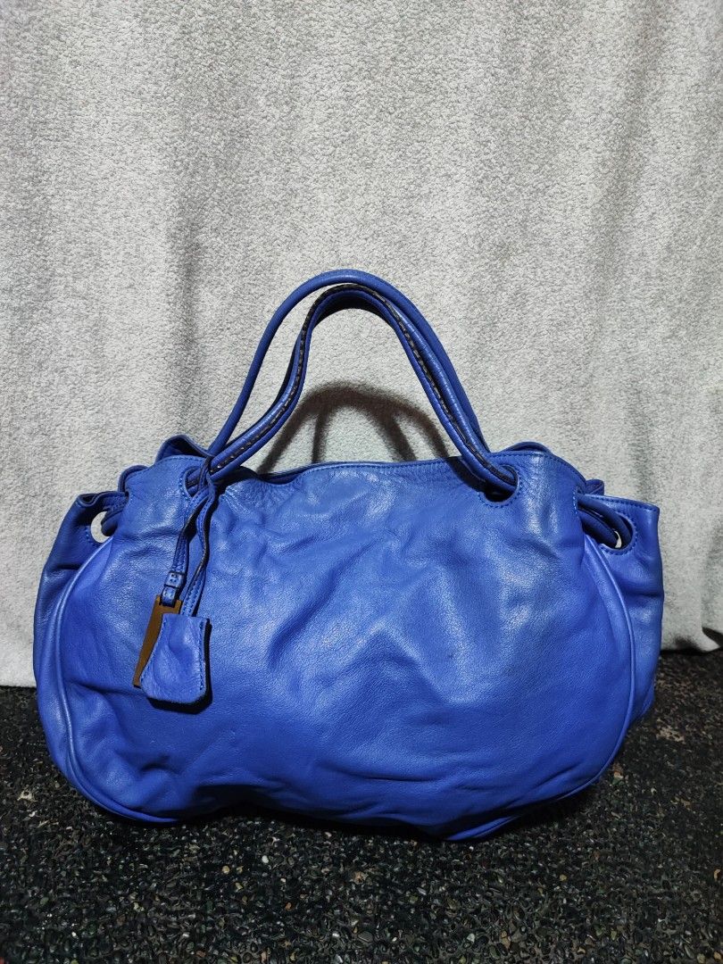 Rabeanco Blue leather shoulder handbag tote (Category: Tote Bags) located in Baguio. Submitted by ozara.06 (Listing ID 1466735534, Image 1). Description: Rabeanco Near large Spacious May parts na may discoloration Medyo halata 500.