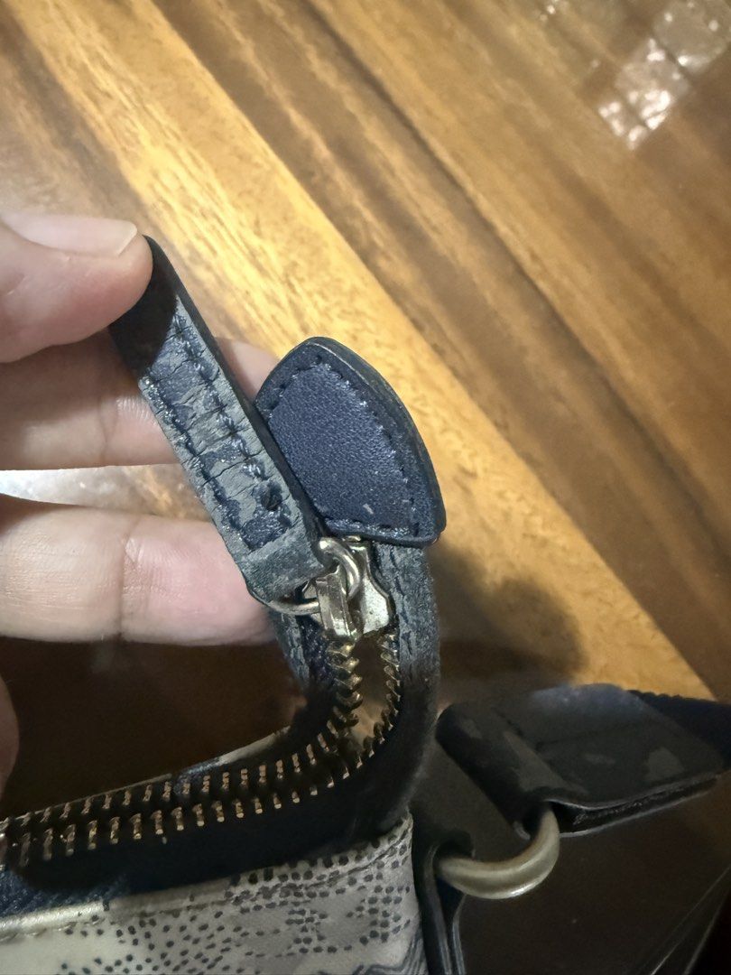 radley sling bag (Category: Cross-body Bags) located in Rizal. Submitted by vargas.cel (Listing ID 1466566807, Image 3). Description: bought it for 4k selling 600 pesos walang sira pero signs of katagalan may issues picture shown.