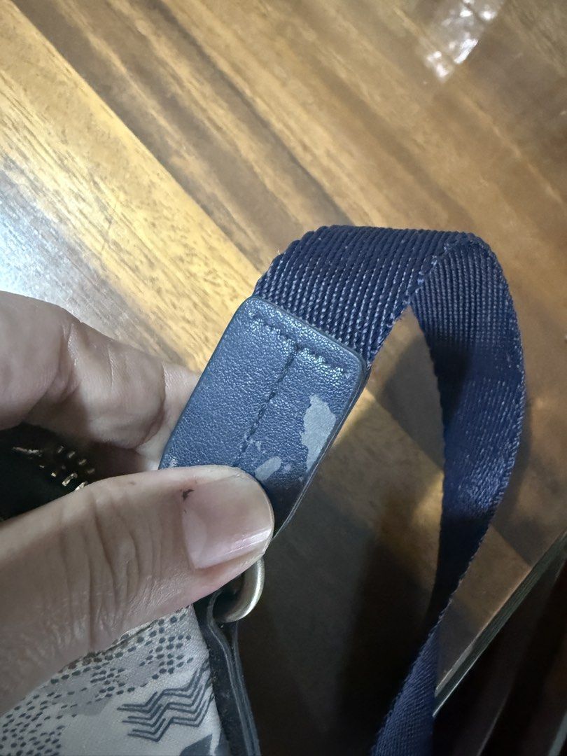 radley sling bag (Category: Cross-body Bags) located in Rizal. Submitted by vargas.cel (Listing ID 1466566807, Image 2). Description: bought it for 4k selling 600 pesos walang sira pero signs of katagalan may issues picture shown.