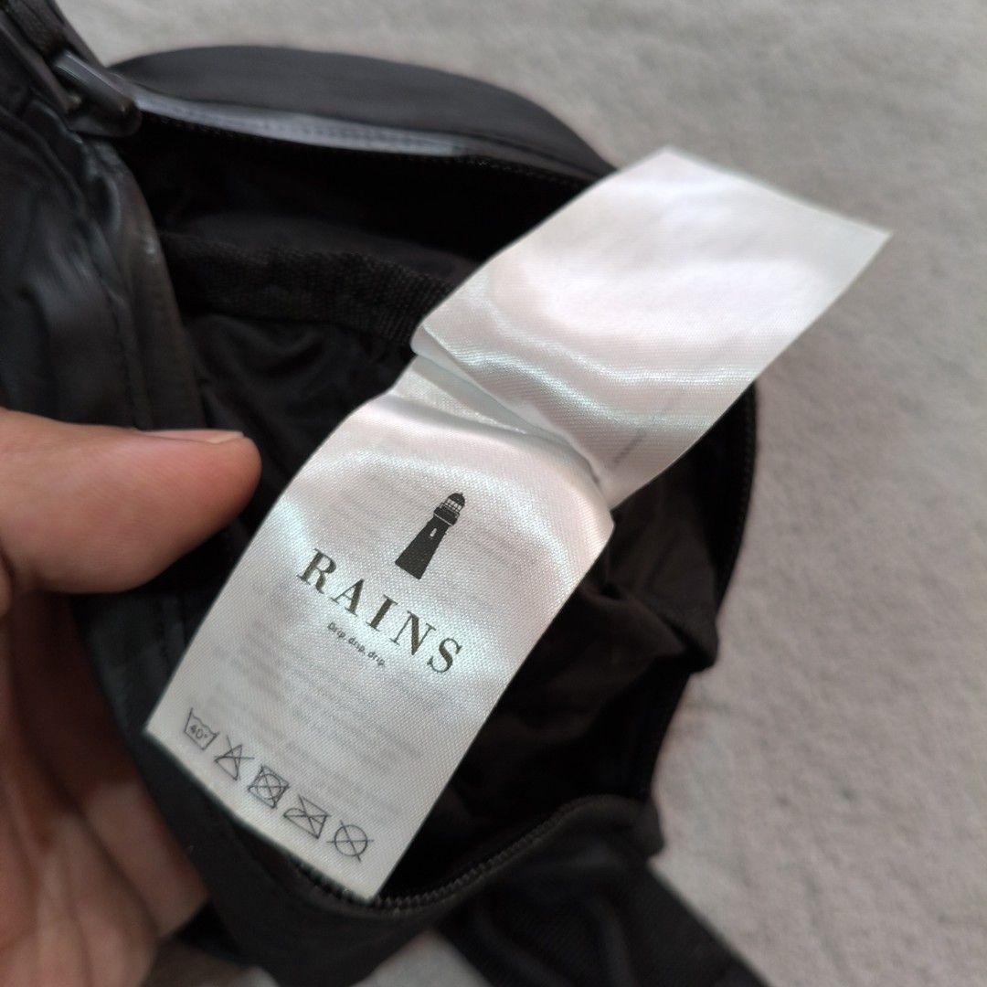 Rains waterproof sling bag (Category: Sling Bags) located in Calatrava. Submitted by ermitany0 (Listing ID 1466694387, Image 2). Description: Rains waterproof sling bag well used/ with flaws please check photos for more details ✅ location: Negros Occidental PM if interested 📩📩📩📩.