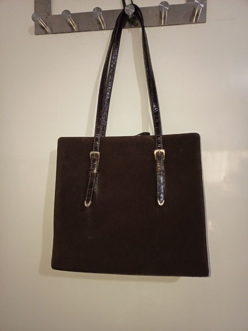 Ralph Lauren Brown Satchel Bag (Category: Tote Bags) located in Bacoor. Submitted by imshining_23 (Listing ID 1466640419, Image 2). Description: Ralph Lauren Brown Satchel Purse Previously Loved in good condition - Two Inner Zipper Pockets - Strap Drop Adjustable - Genuine Leather.