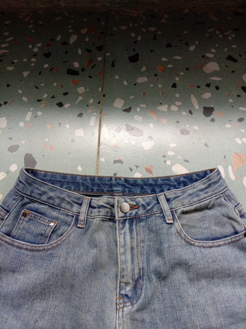 RANDOM BAGGY PANTS (Category: Jeans) located in Manila. Submitted by adinsthrift (Listing ID 1466625640, Image 2). Description: RANDOM BAGGY PANTS W-29 L-41 THIGH- 13 LO-13.