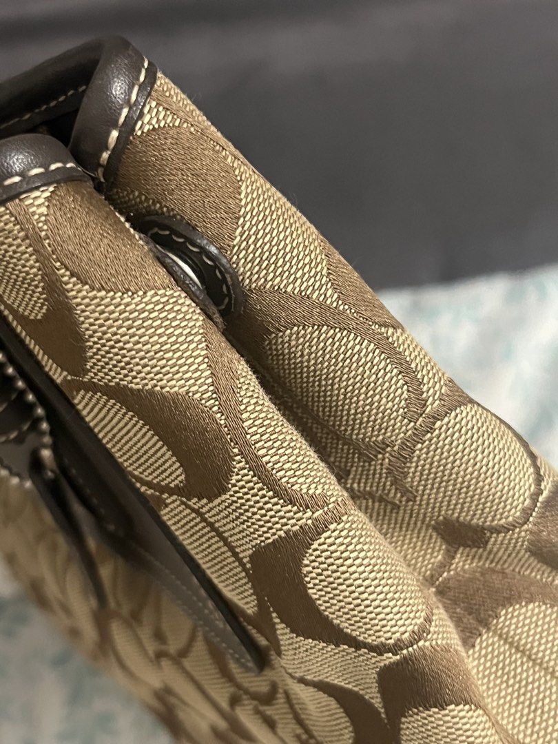 RARE Coach Small Hampton Shoulder Bag (Category: Shoulder Bags) located in Manila. Submitted by miwadclk (Listing ID 1466565187, Image 2). Description: 8/10 condition — no rubs please manage expectations mod: jnt lala mop: gcash mari .