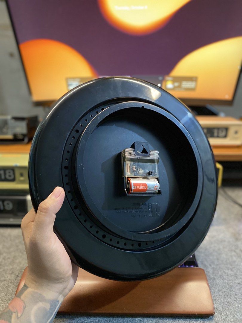 Rare Vintage Postmodern Black Zero 980 Wall Clock (Category: Clocks) located in Echague. Submitted by hissoraph (Listing ID 1466621738, Image 3). Description: Zero 980 wall clock, designed by Raul Barbieri and Giorgio Marianelli in the 1980s for the Italian design company Rexite. - Keeps accurate time - Italian Quartz Movement - Type C Battery(FREE) - Comes with original box • Designer & Brand: Raul Barbieri and Giorgio Marianelli for Rexite (Mil