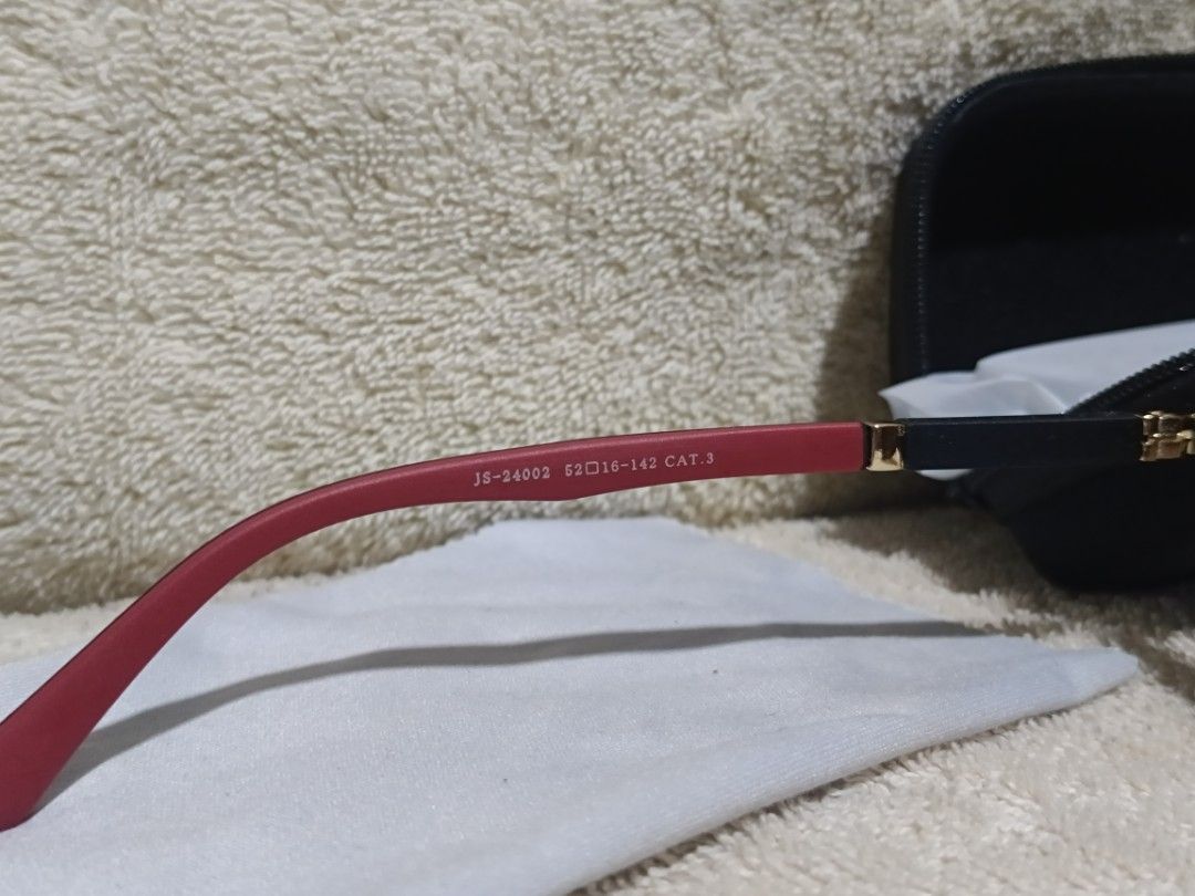 Rayban sunglasses (Category: Luxury Accessories) located in Manila. Submitted by navias (Listing ID 1466638000, Image 2). Description: .