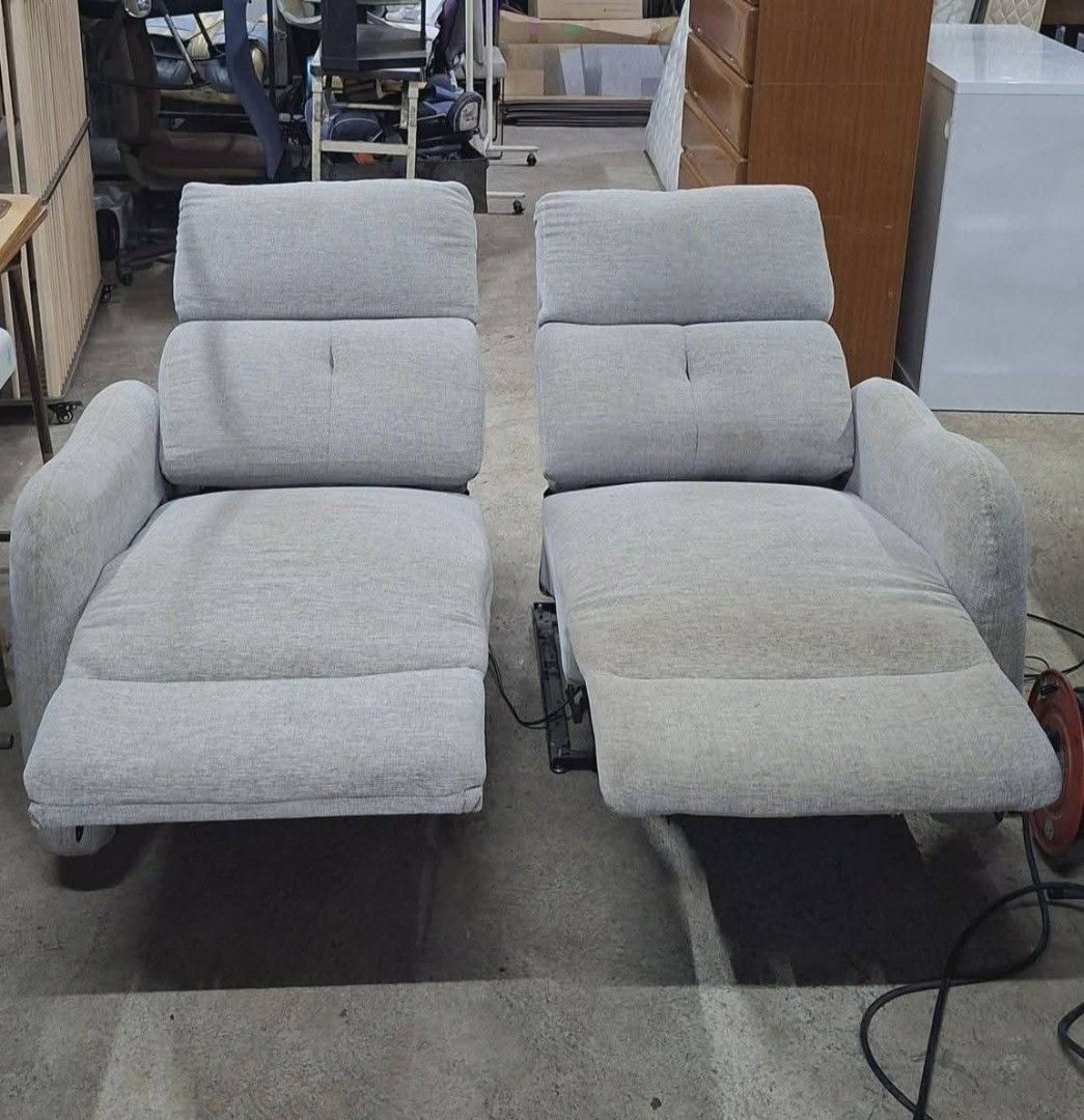 Recliner 220 volts (Category: Sofas) located in Bulacan. Submitted by duncayow (Listing ID 1466772027, Image 2). Description: 8500 only need lang pa vacuum gumagana po 😊 need lang isang saksakan sa kabilang recliner ung isa meron napo bilhan nyo nalang sa shoppe.