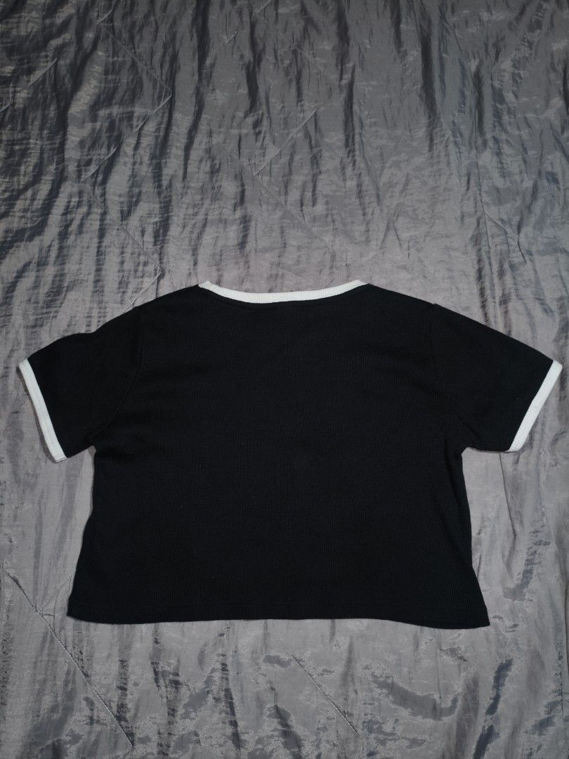 Reebok Black White Ringer Ribbed Crop Top Size L (Category: Shirts) located in Polangui. Submitted by quongmarka50283 (Listing ID 1466677712, Image 2). Description: dimes:21/17 stretchable .