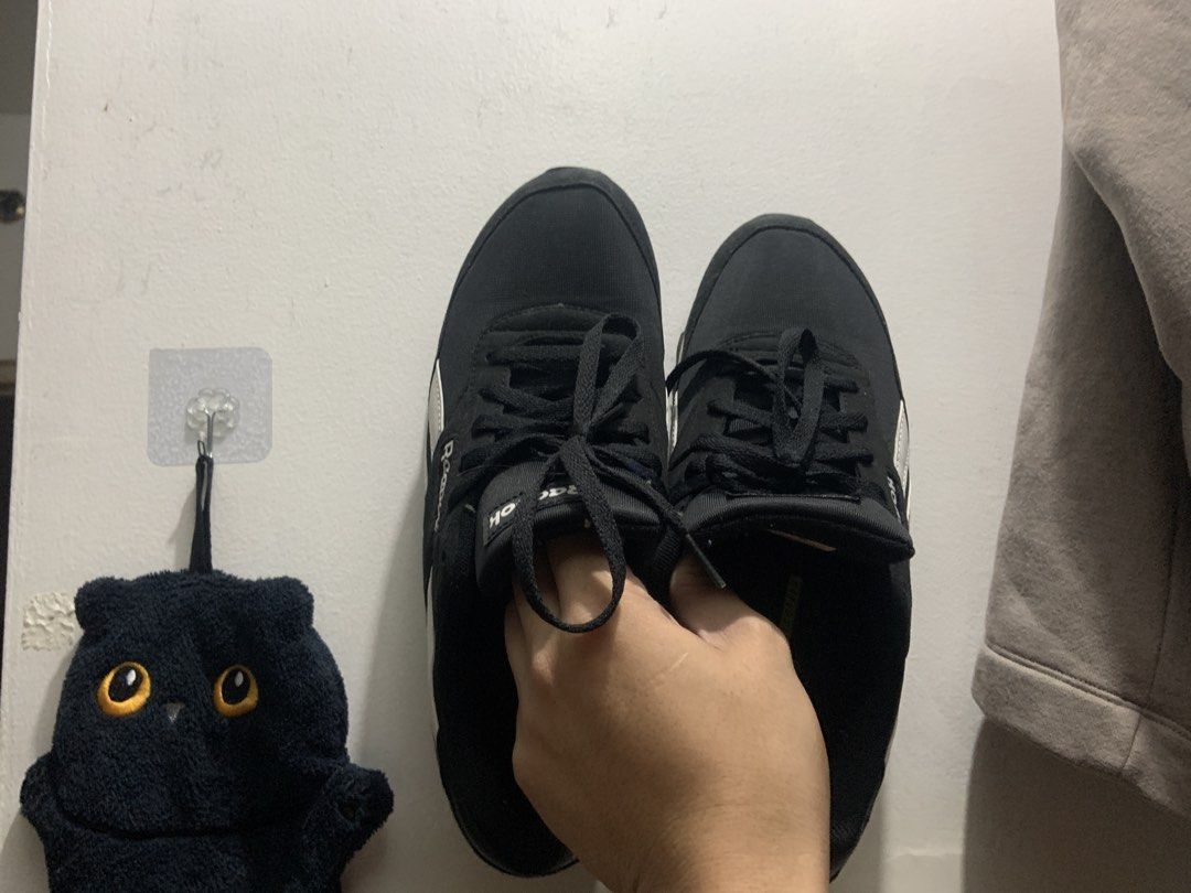 Reebok shoes (Category: Casual Shoes) located in Manila. Submitted by gucci_0609 (Listing ID 1466680044, Image 1). Description: Good as new worn 3 times did not fit so got stuck on drawer.