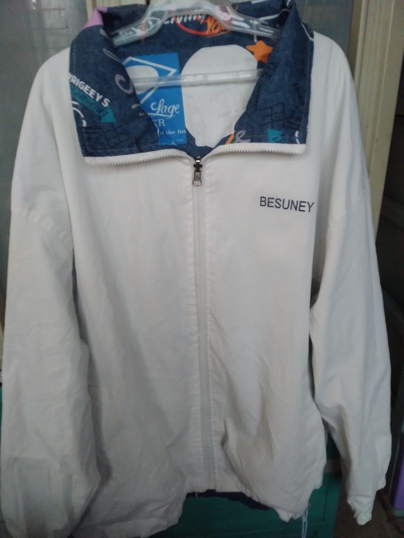 REVERSIBLE WHITE/NAVY BLUE PRINTED SOFT DENIM JACKET (Category: Coats, Jackets and Outerwear) located in Batangas. Submitted by designer.brands (Listing ID 1466564230, Image 2). Description: 💟 REVERSIBLE 💟 LIGHTWEIGHT SOFT DENIM 💟 10/10 COLOR RATE 💟DIMES: WIDTH - 26 INCHES LENGTH - 29 INCHES 💟 ISSUE: SEE THE LAST PHOTO 💟 RFS: DECLUTTERING.