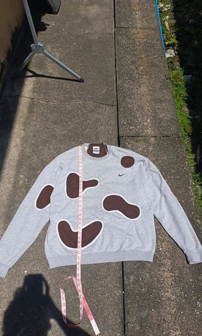Reworked Nike Crewneck – Brown Cut-Out Patch (Category: Activewear) located in Canlaon. Submitted by thriftytrift (Listing ID 1466595428, Image 1). Description: Condition:9/10 color rate:9/10 no issue bacolod city.