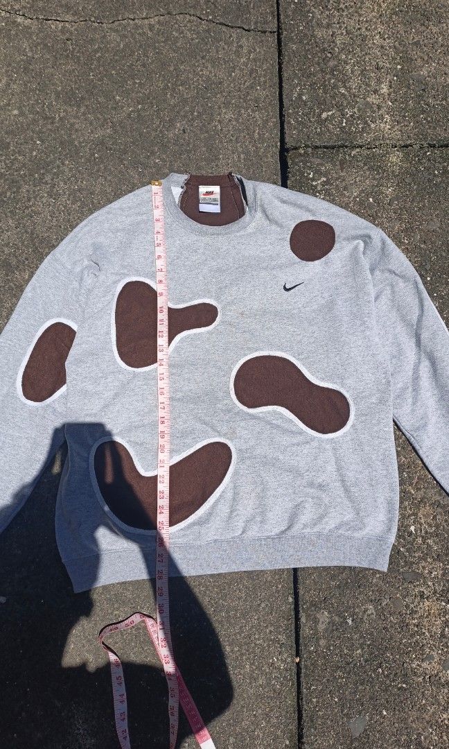 Reworked Nike Crewneck – Brown Cut-Out Patch (Category: Activewear) located in Canlaon. Submitted by thriftytrift (Listing ID 1466595428, Image 2). Description: Condition:9/10 color rate:9/10 no issue bacolod city.