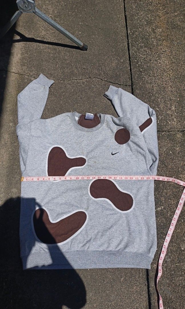 Reworked Nike Crewneck – Brown Cut-Out Patch (Category: Activewear) located in Canlaon. Submitted by thriftytrift (Listing ID 1466595428, Image 3). Description: Condition:9/10 color rate:9/10 no issue bacolod city.