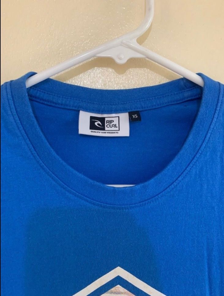 Ripcurl Tshirt Unisex (Category: Tshirts & Polo Shirts ) located in Valenzuela. Submitted by clickandshoppreloved (Listing ID 1466627877, Image 3). Description: Ripcurl Tshirt Mens/Womens Original Good As New XS Ontag, (25L x 16W) Fits Small Mens/S-M Womens Issue: With Small hole sa likod na dihalata.