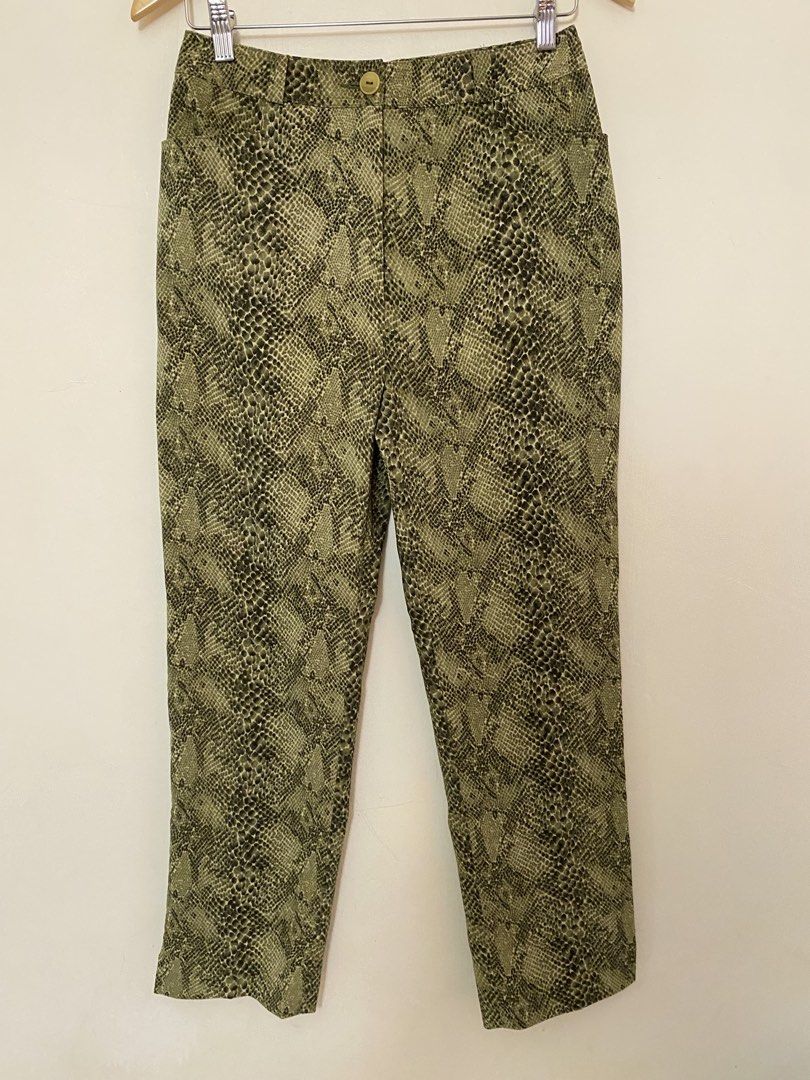 Roberto Cavalli Alternative Snake Print Jeans (Category: Jeans) located in Makati City. Submitted by bottega_boi (Listing ID 1466715003, Image 1). Description: .