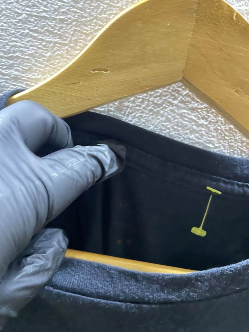 RVCA (Category: Tshirts & Polo Shirts ) located in Caloocan City. Submitted by j3ngsanity (Listing ID 1466707113, Image 3). Description: ISSUE : MIN CRACKS DIMES : 20x26 BEST FIT MEDIUM.