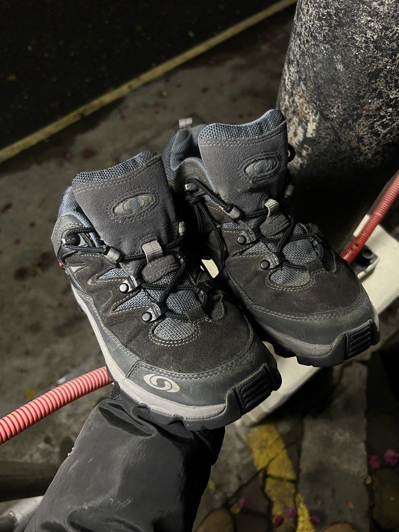Salomon Xt-Quest Goretex Size 6 US (Authentic) (Category: Hiking & Camping) located in Santa Catalina. Submitted by zthrift54351 (Listing ID 1466577066, Image 2). Description: Salomon Xt-Quest Goretex (Authentic) Condition: Excellent Size 6 Us.