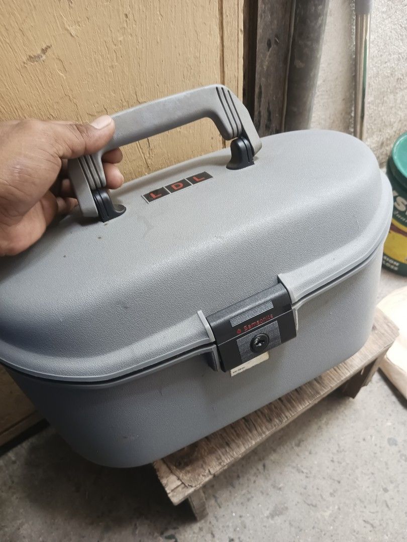 Samsonite Trio Vanity Case Hard Travel Makeup Train Box (Category: Makeup) located in Paranaque City. Submitted by sanjuan1003 (Listing ID 1466770635, Image 2). Description: - Authentic Samsonite Trio hard vanity case in sleek grey - Durable outer shell to protect cosmetics, toiletries, and travel gear - Built-in mirror conveniently located inside the lid - Clear plastic organizer tray with multiple compartments included - Secure latch closure eq