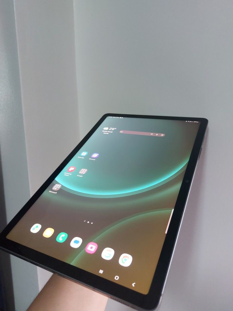 Samsung Tab S9 FE 5G (Category: Android) located in Manila. Submitted by nicolednms (Listing ID 1466589943, Image 3). Description: No defects or any dents, only used once or twice. RFS - I decided to buy a laptop instead of using tablet. Negotiable. PM me for the specifications. Inclusions are: Case and S-Pen..
