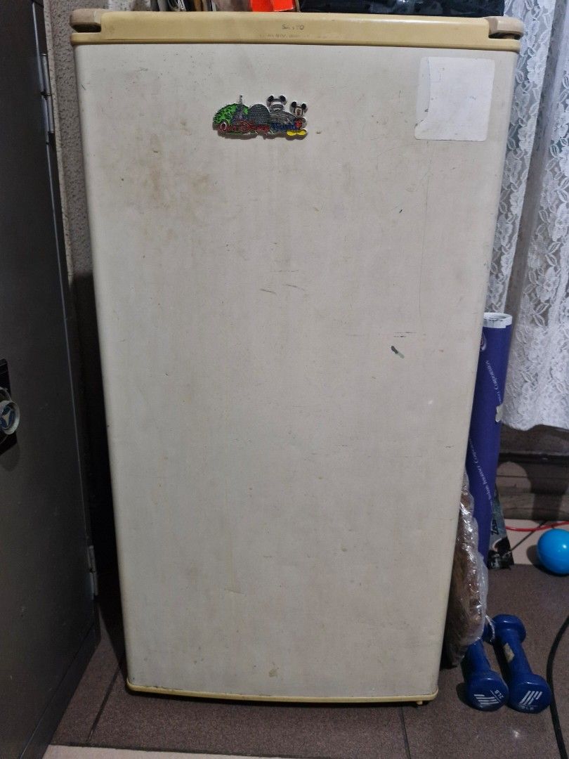 Sanyo Refrigerator (Category: Refrigerators and Freezers) located in Quezon City. Submitted by russelbear (Listing ID 1466577399, Image 1). Description: - Brand: Sanyo - Features: Includes interior wire basket and shelving compartments - Old / Untested .