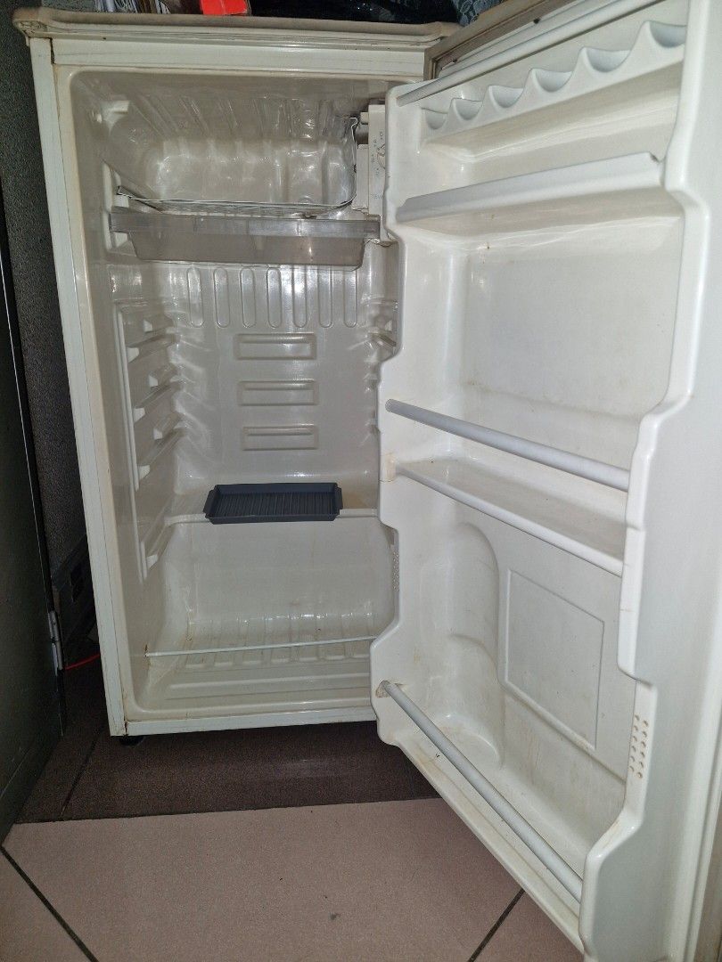 Sanyo Refrigerator (Category: Refrigerators and Freezers) located in Quezon City. Submitted by russelbear (Listing ID 1466577399, Image 2). Description: - Brand: Sanyo - Features: Includes interior wire basket and shelving compartments - Old / Untested .
