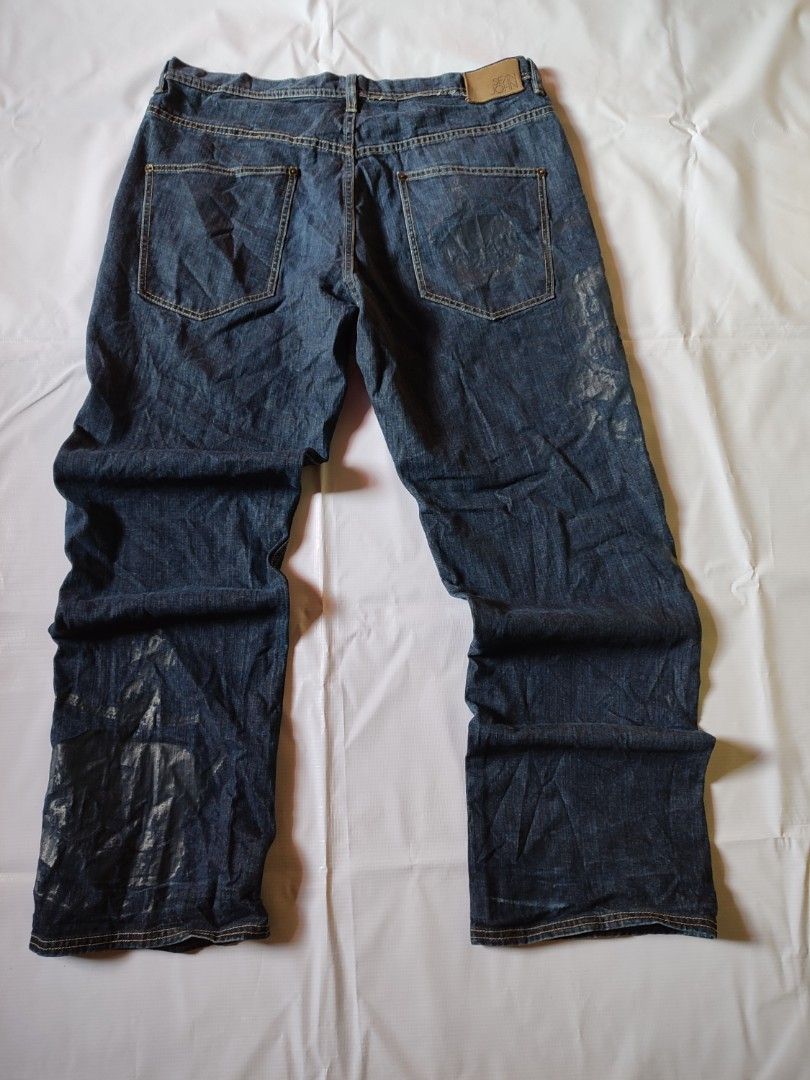 Sean John Dark Blue Denim Jeans Size 36 (Category: Jeans) located in Puerto Princesa. Submitted by thriftedsoulsy2k (Listing ID 1466600964, Image 2). Description: - Brand: Sean John - Size: 36 - Material: 100% Cotton (Made in China) - Fit: Classic fit with metal button closure - Details: Contrast stitching, stylish graphic print on right leg and back pocket, and leather brand patch - Condition: Good everyday denim, ready to wear.