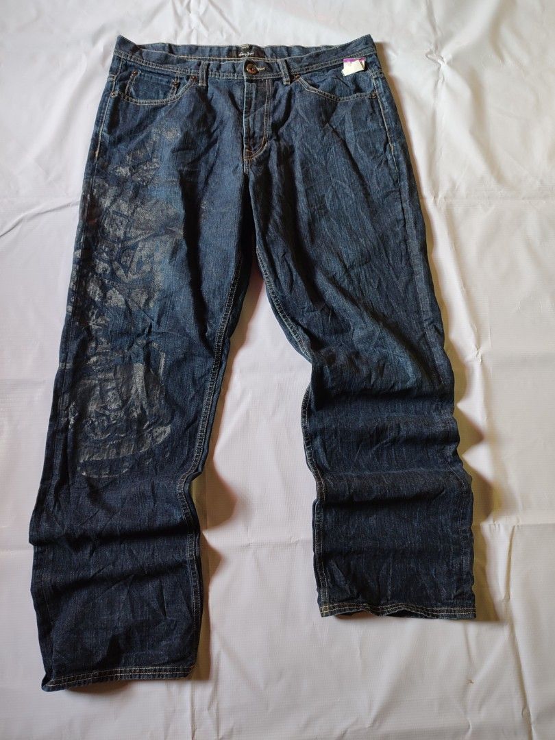 Sean John Dark Blue Denim Jeans Size 36 (Category: Jeans) located in Puerto Princesa. Submitted by thriftedsoulsy2k (Listing ID 1466600964, Image 1). Description: - Brand: Sean John - Size: 36 - Material: 100% Cotton (Made in China) - Fit: Classic fit with metal button closure - Details: Contrast stitching, stylish graphic print on right leg and back pocket, and leather brand patch - Condition: Good everyday denim, ready to wear.