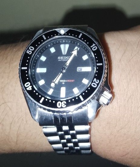 Seiko Divers Watch Midsize (Category: Men's Watches) located in Caloocan City. Submitted by liveeagle-33cf (Listing ID 1464519459, Image 2). Description: Vintage Seiko 4205-0155 Midsize Automatic Diver (April 1988) – Up for sale, manufactured in April 1988 (Serial No. 840523).This is the highly sought-after 38mm midsize case, making it the perfect vintage diver for smaller wrists or anyone who prefers classic look. Accurate time,makinis, gagamiti