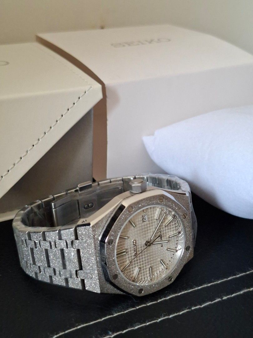 SEIKO Mod Ap Royal Oak (Category: Luxury Watches) located in Manila. Submitted by jacobpablorams (Listing ID 1466572063, Image 1). Description: FOR SALE BRANDNEW SEIKO MOD - AP ROYAL OAK ICED OUT WHITE DIAL 🥶🧊💎 • Diameter (41MM) • Case Thickness 13mm • NH35 Automatic Movement • Royal Oak Bracelet • Sapphire Crystal Glass • Water resistant 3 ATM • Iced out 8,499 php only 💎 inclusions box & paper bag Available On Hand✅️💎 Location📍bulakan bula
