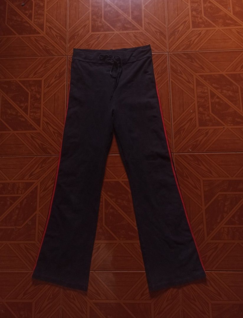 Semi Yoga Flare Pants (Category: Other Bottoms) located in Mandaue City. Submitted by truepenguin.71709f (Listing ID 1466642075, Image 2). Description: .