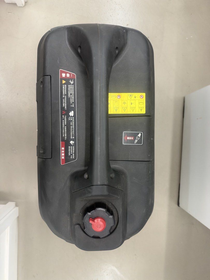 Senjun SE3700IES Inverter Generator （分類：雪櫃及冰櫃）位於 Hong Kong。 由 keithzhu 提交（商品編號 1466593272，圖片 3）。簡介： Senjun SE3700IES inverter generator. 3.2KW rated power, 3.5KW max power. 220V AC output. Black casing with integrated carry handle and transport wheels. Key start and digital display panel included. Fuel cap with red vent switch on top. Some minor scuffs and dust from storage.。