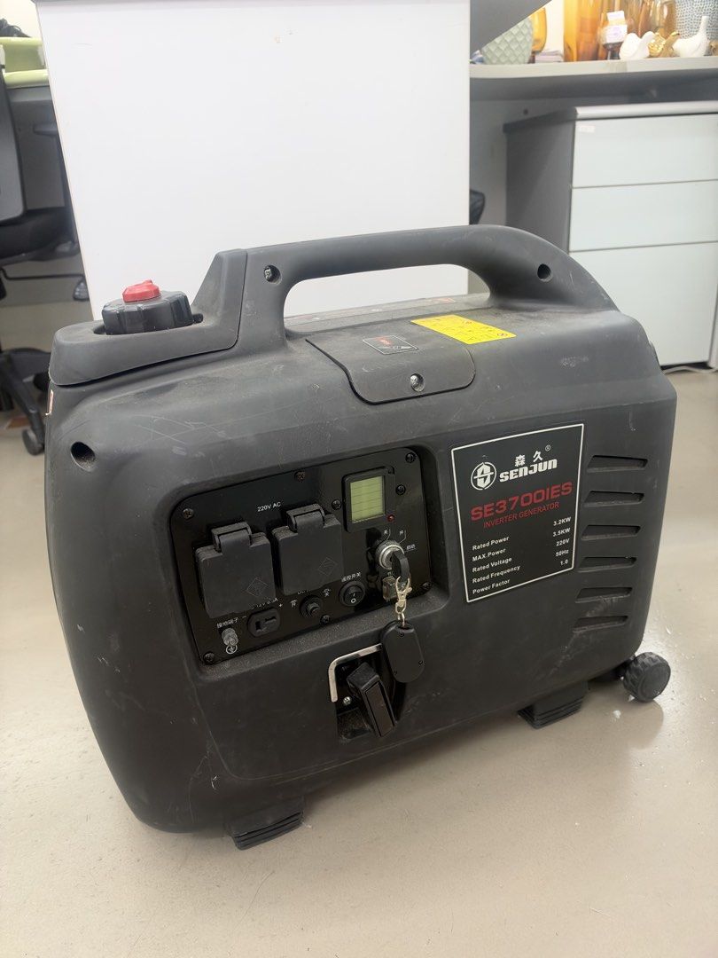 Senjun SE3700IES Inverter Generator （分類：雪櫃及冰櫃）位於 Hong Kong。 由 keithzhu 提交（商品編號 1466593272，圖片 2）。簡介： Senjun SE3700IES inverter generator. 3.2KW rated power, 3.5KW max power. 220V AC output. Black casing with integrated carry handle and transport wheels. Key start and digital display panel included. Fuel cap with red vent switch on top. Some minor scuffs and dust from storage.。