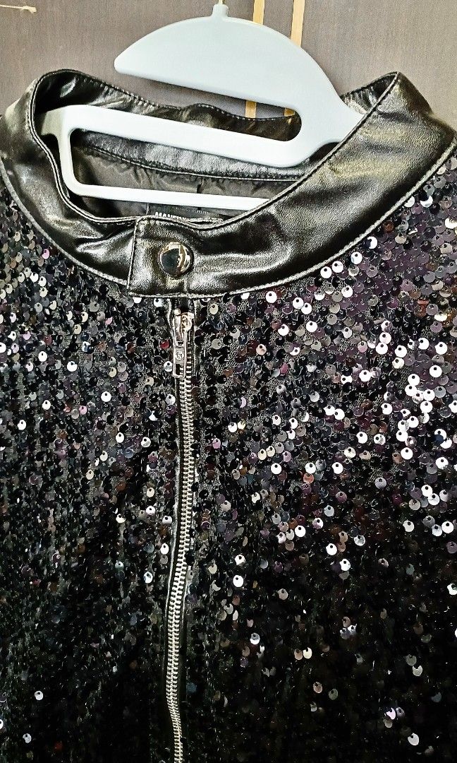 Sequinned Jacket (Category: Coats, Jackets and Outerwear) located in Singapore. Submitted by kristalbeaute (Listing ID 1466641409, Image 2). Description: Can just proceed to pay postage via Caroupay. No self collect Sequinned Jacket With lining Size XXL No other measurements.