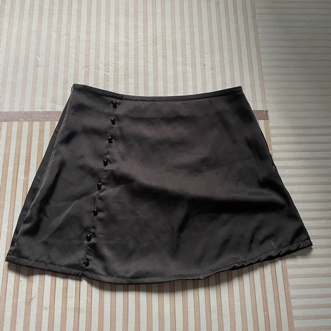 SHEIN Black Mini Skirt (Category: Skirts) located in Quezon City. Submitted by jmxyz (Listing ID 1466680624, Image 1). Description: - large on tag (please refer to shein sizing) ‼️ moving out sale 📍 greenfield, mandaluyong.