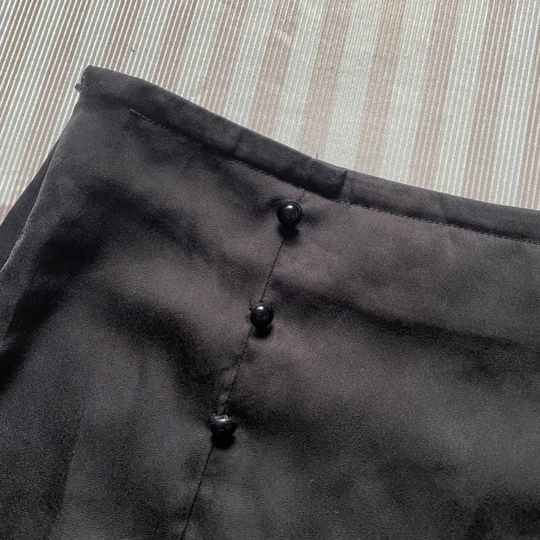 SHEIN Black Mini Skirt (Category: Skirts) located in Quezon City. Submitted by jmxyz (Listing ID 1466680624, Image 2). Description: - large on tag (please refer to shein sizing) ‼️ moving out sale 📍 greenfield, mandaluyong.