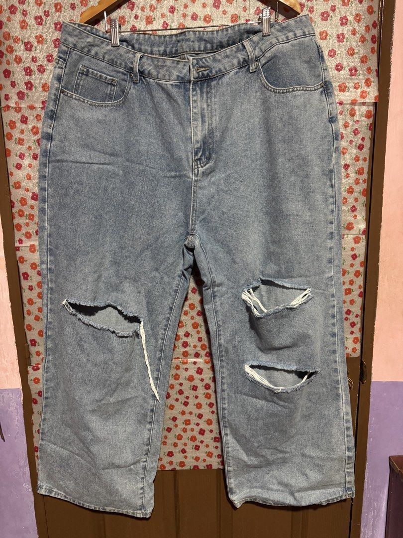 Shein curve ripped jeans (Category: Jeans) located in Bacoor. Submitted by teneleven_apparel (Listing ID 1466717413, Image 1). Description: Measurement (based on measure tape): 3XL 42x44L Condition: never been use Lalamove or jnt only! .