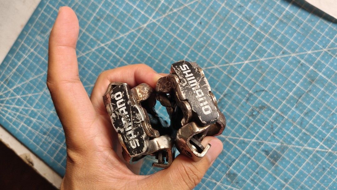 Shimano SPD M520 Cleats pedal (Category: Bicycles) located in Antipolo. Submitted by eaglcon (Listing ID 1466594022, Image 3). Description: Shimano PD-M520 SPD Clipless Pedals • Genuine Shimano M520 SPD pedals • Dual-sided entry for easy clipping in/out • Durable and reliable for MTB, gravel, and road use • Compatible with Shimano SPD cleats • Great for training, commuting, and long-distance rides • Used but in good working condition RFS: Upgrade