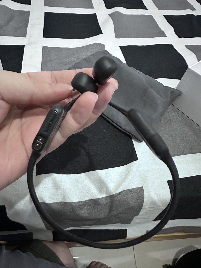 Shokz Open Run Mini Bone Conduction (Category: Other Gadgets) located in Caloocan City. Submitted by leonard_1946 (Listing ID 1466669237, Image 3). Description: Hello, im selling my almost beand new Shokz Open Run Mini Bone Conduction Comes with Original Box and Pouch with Charger No issues Slightly Negotiable Price for Sure buyer .